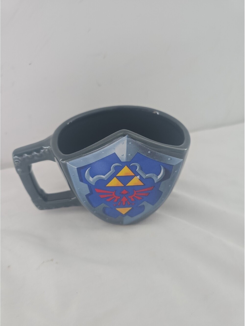 PALADONE THE LEGEND OF ZELDA TRIFORCE HYLIAN SHIELD 2015 NINTENDO COFFEE MUG